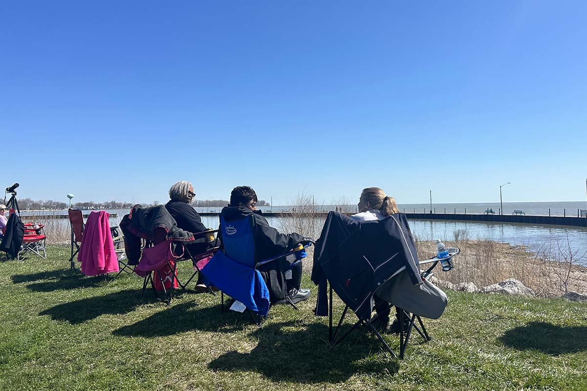 solar-eclipse-michigan-2024-traffic-jams-early-crowds-in-luna-pier